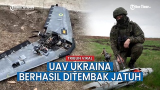Personel Distrik Militer Barat Pamer UAV Ukraina yang Berhasil Ditembak Jatuh
