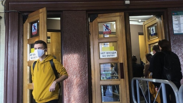 Карантин в петербурге сейчас. Карантин в петербурге сейчас. Карантин в петербурге сейчас. Люди на улицах санкт-петербурга. Час пик в метро санкт-петербурга.