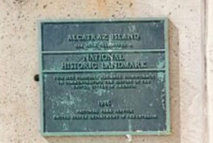Алькатрас (англ Alcatraz - в переводе с испанского «олуша»), также известный под названием Рок (англ. The Roc скала) остров в заливе Сан-Франциско. Административно относится к штату Калифорния.С