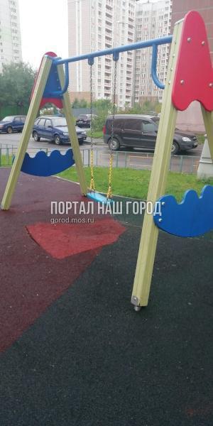 Коммунальщики отремонтировали качели во дворе на проспекте Защитников Москвы Коммунальщики отремонтировали качели во дворе на проспекте Защитников Москвы