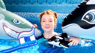 Spielzeugvideo fr Kinder. Papa Hai muss seine Zhne putzen. Wir spielen im Pool.