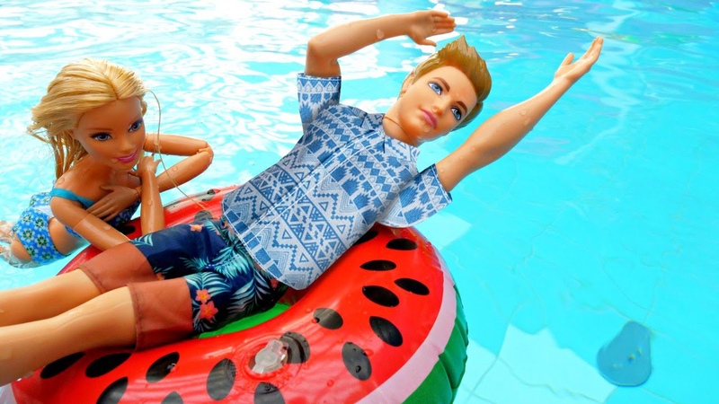 Barbie e Ken vão ao parque aquático Vídeo para meninas com bonecas Barbie em