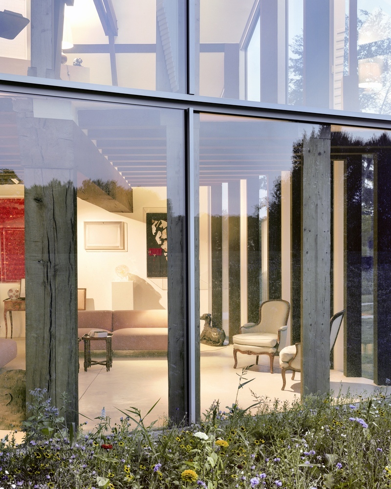 Le Pré aux Pierres House (350 м2) — реконструкция и преобразование трёх фермерских домов в новый загородный дом с пространством под коллекцию произведений современного искусства заказчика.