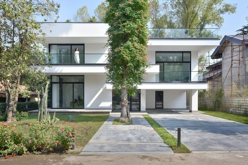 Ferdows villa / KRDS (Kourosh Rafiey Design Studio)